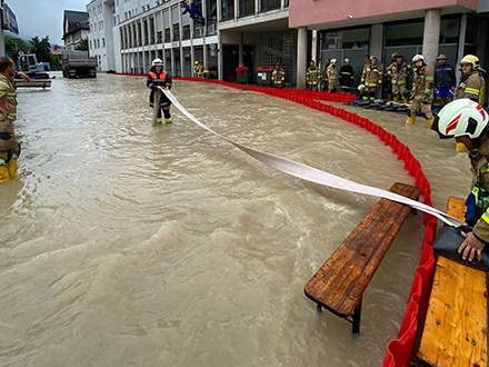 : Die Feuerwehrleute aus Kufstein im unermüdlichen Einsatz gegen die Wassermassen, die sich beim verheerenden Hochwasser im Juli 2021 ihren Weg durch das Kufsteiner Stadtgebiet bahnten.