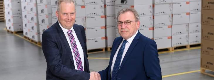 Übergabe der Produktionsleitung bei STIHL Tirol: Der langjährige Produktionsbereichsleiter Josef Koller (rechts) mit seinem Nachfolger Richard Felix.