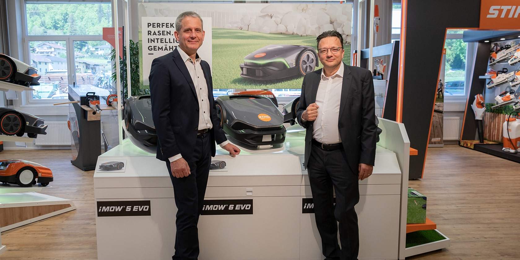 Thilo Foersch (Kaufmännischer Leiter STIHL Tirol) und Jan Grigor Schubert (STIHL Tirol Geschäftsführer) vor der neuen Generation der iMOW Mähroboter, die im Frühjahr 2023 am Markt eingeführt wurden