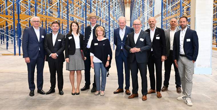 Mit einer Firstfeier gemeinsam mit Partnerunternehmen und VertreterInnen der deutschen Stadt Völklingen wurde kürzlich der erfolgreiche Baufortschritt des neuen STIHL Zentrallagers festlich begangen.