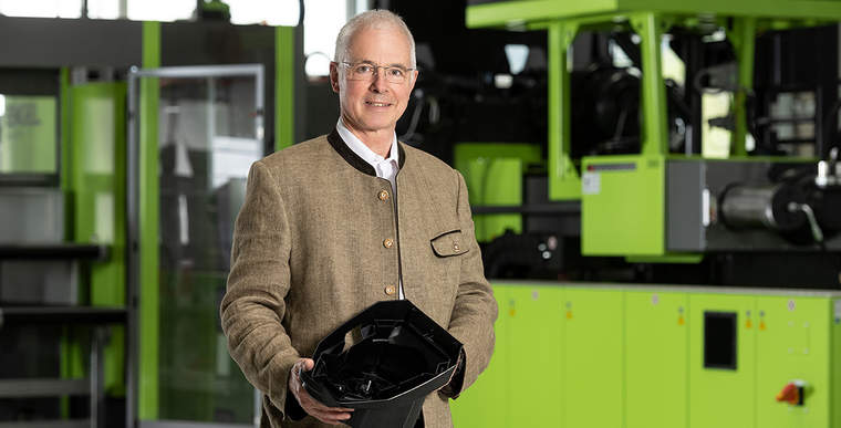Clemens Schaller, Geschäftsführer STIHL Tirol GmbH, mit dem ersten Kunststoff-Teil aus dem Probelauf der eigenen Produktion. Die Inbetriebnahme der neuen Kunststoff-Fertigung in Langkampfen ist für Spätsommer 2022 geplant.