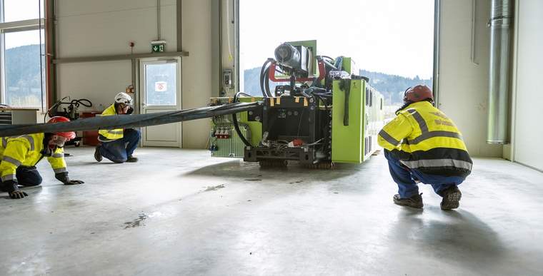 Die Spritzgussmaschinen der neuen Kunststoff-Fertigung wurden kürzlich geliefert und installiert. Der Erweiterungsbau mit einem Investitionsvolumen von rund 19 Mio. Euro ist ein starkes Bekenntnis der STIHL Gruppe zum Standort Langkampfen.
